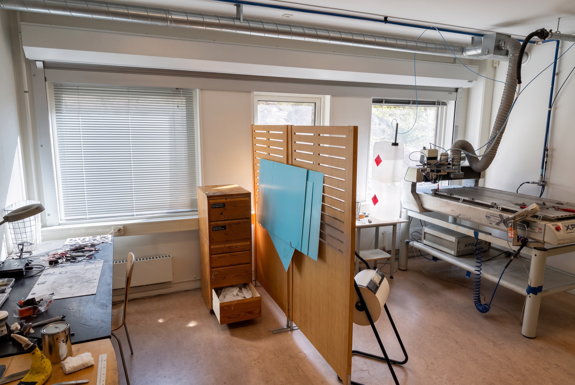 CNC och arbetsbänk i verkstaden